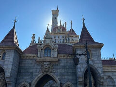 美女と野獣に移動

（娘の衣装を見てキャストのみなさんがたくさん話しかけてくれるのがうれしい）
こちらもバケパの恩恵にあずかって100分近いスタンバイ列をパスし10分程度で乗れました。