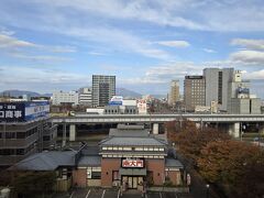 燕三条駅の新幹線ホームからの景色です、ビルの間から少し弥彦山が見えます