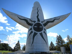 太陽の塔にある３つの顔。
正面の「黄金の顔」は未来を、腹部の「太陽の顔」は現在を、
背面の「黒い太陽」は過去を表わしているそうです。
