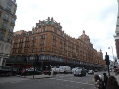 ケンジントン宮殿からハイド・パークを歩いて本日もハロッズへやって来ました。
