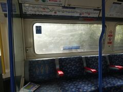 ホテルを出てアールズ・コート駅から地下鉄でヒースロー空港へ向かいます。