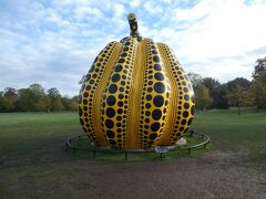 ケンジントン・パレスの庭に草間彌生のかぼちゃが!?
