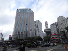 横浜駅前です
前にはシェラトンホテル