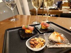 保安検査場は空いていて、あっという間に出国手続き完了。ファーストクラスラウンジへ。金浦空港へ着くのは22時半なので今夜はここで夕食です。