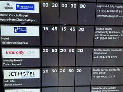 20:00　チューリッヒ空港に到着。
ホテルバスという看板に従って、バス停に行くと、ほどなくバスが来て、ホテルに連れて行ってくれました。
空港に近いホテルだと思っていましたが、歩いては行けないくらいの距離を乗っていた感じ。