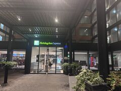 朝7:00の飛行機に乗るために、5:00のシャトルバスで空港に向かいました。
無料の朝食は、なんと4:00から食べれるようで、少しだけ食べて出発です。