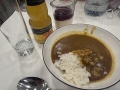 早朝4時に少しばかりの朝食を食べて以後、ほとんど何も食べてなかったので、サクララウンジでカレーを食す！
超美味しい！！！
機内食もあるからと、少しにしたけど、もっと食べとけばよかった！