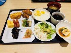 おはようございます(^^)
旦那さんの朝ご飯です♪
朝食も2階レストランでバイキングでした
朝食は7:00～