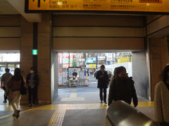 駅ビルです。
地価階に　食料品の店が　あります。