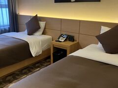 16:30
荷物も増えたのでいったんホテルに戻り、チェックインします

ホテルフォーレプレミア南浦
地下鉄5出口から歩いてすぐ
ツインルーム　広さ24㎡
パジャマなし　バスローブあり
バスタブなし
歯ブラシなし
冷蔵庫1本無料ペットボトルあり
セーフティーボックスあり
コンセント変換プラグ要　Cタイプ

フロント4階　日本語対応可能
ロビーマッサージチェアあり
ロビー1杯無料コーヒーあり