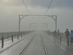 
ドンルイス1世橋を渡っていきます

快晴だったのに、橋の上だけ霧がかかって不穏な風景

別の異世界に行くかのよう