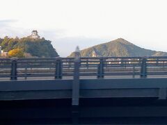 名鉄犬山線で木曽川を渡っているところですが、国宝犬山城が聳えています(^^)

間もなく新鵜沼駅に到着…