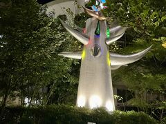 数寄屋橋公園の「若い時計台」
岡本太郎、1966（昭和41）年作
こちらの時計はシチズン、わたしの腕時計も

私とは無縁のグランドマルクのショーウィンドウを仰ぎ見ながら、晴美通りを西に進むと、光を放つ身長8メートル、太陽の塔より年長58才の岡本太郎先生作品に出会えます

背景は今回の散歩でいちばん楽しみにしていた泰明小学校
