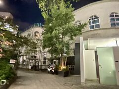 旧 東京府東京市泰明尋常小学校
東京都中央区銀座5丁目
竣工：1929（昭和4）年
設計：東京市土木局建築課
施工：銭高組
構造：鉄筋コンクリート造地下1階・地上3階
経済産業省 近代化産業遺産
東京都選定歴史的建造物

復興小学校に隣接して作られた小公園、数寄屋橋公園のトイレ前から、泰明小学校を鑑賞
反対側の正門の門扉が素敵なのですが、写真撮影禁止の貼り紙に慄き、残念ながら写真なし（ ;  ; ）
児童や園児を撮影しないで、という趣旨だと思うけど