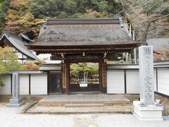 室生寺。
ここからは入れません。ここから右の方へ行くと拝観券売り場があります。