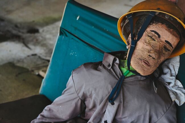 顔がね…もう燃え尽きちまった感で満ち足りとるやないかい ( ﾟДﾟ)<br /><br />否！炭鉱でのお仕事はここまで過酷だったと言いたいのか…<br />平凡な勤め人モリネコには到達できない世界…なのかもしれない。<br />