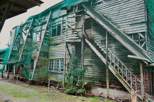 繰込み場。<br />繰込みとは炭鉱用語で、その日その日の作業と各人の役割を決める事。<br />要はここで炭鉱マンたちがその日の持ち場の指示を受けてたわけですな。<br /><br />残念ながら、今は老朽化が激しくネットで何とか原型を留めている状態。<br />見る限り昭和時代の木造建築…　<br />そりゃあ遅かれ早かれこうなるよね ( ﾟДﾟ)<br />クラファンで資金を調達し、何とか再建をして欲しいものである。