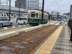 長崎駅前にあるヒルトンに荷物を預けてランチへ向かいます。
宿泊プランに１日券が付いていたので、路面電車を利用してみました。

確実に座れるし、歩道橋を渡らなくていいので長崎駅一つ前の電停から乗車しました(^_^ゞ