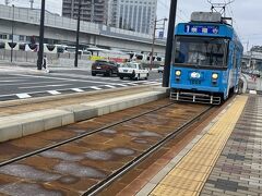 １４０円均一なのに、後ろから乗って前から降り、ICカードは乗車時と降車時２回タッチ。同一料金なら前から乗って後ろから降りた方が効率的かと思いますが、なぜこのシステム？？(・_・)？？　乗り心地も決して良くはありませんが、レトロな雰囲気がいいですね(^_-)-☆