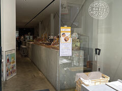 奈良に着いて最初に向かったのは、三条通りにある堀内果実園です。
朝一番で訪問したので、空いていました。とてもラッキーです。