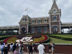 入園～

開園時間前後は
エントランスが混んでいました。
入園の列に並び始めてから、
・マジックアクセス
・公式ホテル宿泊者
・一般 
と列が分かれていることに気が付きました。

宿泊が証明できるものを提示したら、
ホテル宿泊者専用レーンから
スムーズに入園することができました。