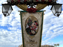 千葉県浦安市舞浜『東京ディズニーシー（TDS）』
メディテレーニアンハーバー

「2024ディズニー・クリスマス」のデコレーションの写真。

ミッキーのバナー♪