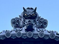 本堂の鬼瓦は迫力満点です。スマホで撮ってもスゴいです。