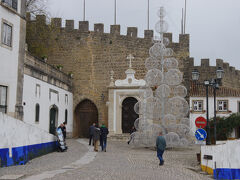 城壁がカクンと鈎型に曲がった所にポルタ・ダ・ヴィラがあります。
正面の白い枠で囲まれた立派な門ではなく、その左隣の地味な門をくぐります。
