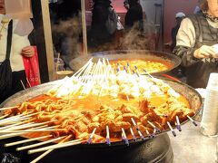 屋台がたくさんあって人がいっぱい