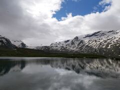 天気が良ければ湖の反対側まで行けば逆さマッターホルンが楽しめるはずなんだけど…ご覧の通り雲がたんまり。
後ろむいてもマッターホルンがどこにあるのかもさっぱりわからないけどとりあえず反対側までは行ってみる。