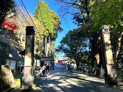 ケーブルカーの駅から片側は崖の様な道を歩き
(道幅はそれなりにあり、崖側は頼りないけど柵はあります)
10分程で延暦寺に着きました。
ここでチケットを買います。￥1,00(大人)
延暦寺は3つのエリアがありますが、広範囲なのでとても全部まわれません。
総本堂・根本中堂だけの参拝になりました。