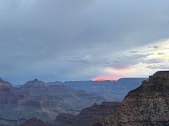 虹ではありませんが、太陽の光が周りの雲に反射して神々しい景色が見れます。