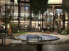 中庭にくるくる回る噴水がある。