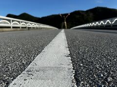 あまりにも青空がきれいだったから
阿嘉大橋でバンザイ写真を撮ってみた

セルフタイマー使ってみたけど
センターラインにピントが合って「なんじゃこれ」な写真

こんなことをやってても誰も見てる人はいない