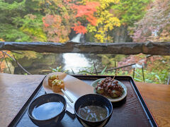 滝壺のところに戻ってきて、「龍頭之茶屋」でお茶にしました。朝食かも（笑）