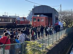 真岡駅に到着。キハ20体験乗車には、長い列ができていました。