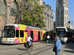 聖ニコラス教会の前から発車するトラムたち。