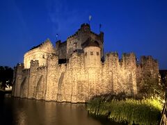 暗くなり始めてきて・・・Hoofdbrugという橋（ブルグ通り）から、フランドル伯の城（城の南西側から）を望みます。