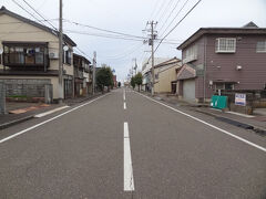 16:34
=三・八朝市通り(直江津朝市)=
当時の新橋区青年会が明治44年(1911年)に始めたものと言われる直江津の朝市/三・八市は、今も毎月3と8が付く日に開催。
ここ三・八通りで8時から11時30分頃まで、海産物や野菜、果物、花、和菓子などが販売されます。