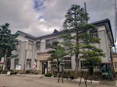 郡上八幡旧庁舎記念館…

１９３６年に建てられた木造２階建の洋風建築で、国の登録文化財に指定されているようですφ(..)