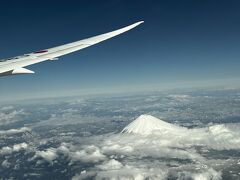最寄り駅から羽田へのリムジンが、時間を過ぎてもやってこない。
不思議に思ってバス停の掲示を確認すると、一昨日の雪の影響で運休とのこと。
あわてて電車とモノレールをのりついで空港に向かう。
リムジンの払い戻し請求をしようとしたところ運休のメールが来ていたことに気づいた。
