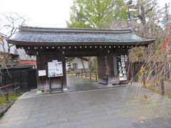 左手には樺細工工芸館があった。立派な門構えである。角館の古い建築様式を現代にいかした建物です。
館内は、樺細工を始めとして工芸、文化、歴史資料の展示室や、樺細工製作実演、また物産展示室、喫茶室などが有り、武家屋敷を見物して疲れたら、ここに来て一休みしながら見物するのも良いのではないでしょうか。
