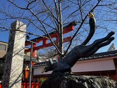 伏見神寶神社は千本鳥居を登った先にあるらしい。
坂道を登るのはつらい。裏道からたどり着けないのか、タクシーで行けないのか、
JR奈良線の稲荷駅で降りて状況を調べると、そもそも裏道はないようだ。しかも、駅前にタクシーは見当たらない。