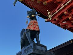 伏見稲荷のお使いはきつね。
きつねは玉や鍵、巻物や稲穂などを様々なものをくわえている。
このきつねは巻物をくわえているようだ。