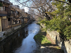 祇園地区の北を流れる白川。