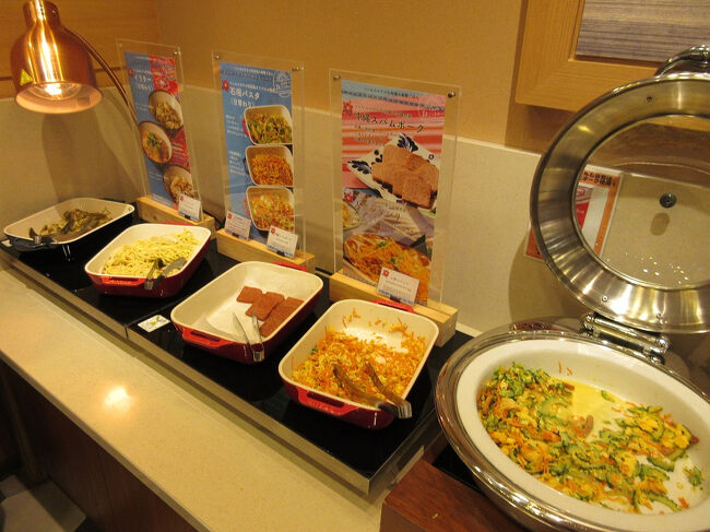 ホテルで朝食<br /><br />人参シリシリ・沖縄スパムポーク・石垣パスタなど<br />ご当地食材で南国メニュー