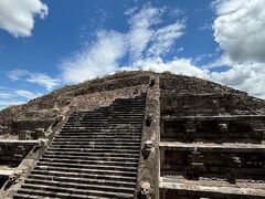 間近で見れますが、登ることや触れることは出来ません。凄いですよね、こんな遺跡が残っているなんて。
言葉が難しくてなかなか覚えられませんが、ケツァルコアトル（羽毛ある蛇）で、文化神、農耕神として崇められていたとか。