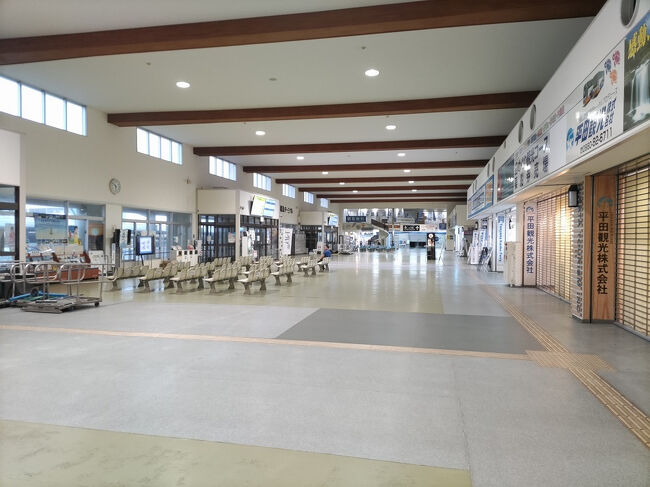 石垣港離島ターミナル<br />せっかくなので中を散策、ガラーンとしてる<br />明日は全便欠航だって！！