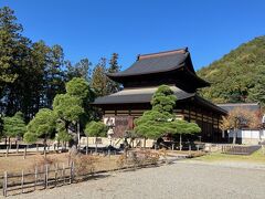 向嶽寺
修行道場のため庭園や諸堂の拝観はできまでんが、通用門から境内に入り外観を見学することはできます。建物の縁側には作務衣が干してあり、修行中と思われるお坊さんの姿も見え、生活感があります。