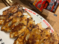 餃子屋弐の弐の餃子
ラー油と酢醤油を付けて食べます